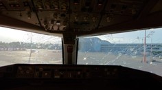 Cestujúci v lietadle zažili poriadnu drámu. Stroj zasiahlo silné krupobitie, rozbilo aj čelné sklo