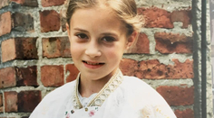 Z rozkošného dievčatka vyrástla krásna žena. Viete, kto je na fotke?