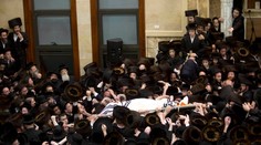 Zomrel na pohrebe. Iba 27-ročného mladíka dav nechtiac zadlávil