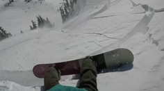 VIDEO: Obrovské šťastie snoubordistu, ktorý spustil lavínu. Život mu zachránil darček