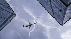 Oslepujúci záblesk a hlasný tresk nad Birminghamom. Lietadlo počas búrky Ciara zasiahol blesk
