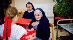 Doprajte Vianoce tým najzraniteľnejším. Pozrite sa, ako môžete pomôcť deťom či seniorom v domovoch