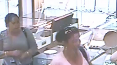 Takto sa kradnú šperky v Liptovskom Mikuláši. Poznáte zlodejky?