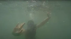 Otec nakrúcal dcéru v mori. Na videu sa objavil desivý záber