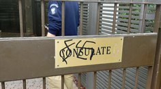 Protipoľské nálady v Izraeli: Na ambasádu niekto nakreslil hákový kríž a vulgarizmy