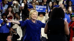Clintonová počas superutorka získala vyše 500 delegátov