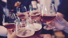 Odborník priblížil, ako by malo vyzerať "symbolické pitie" počas sviatkov