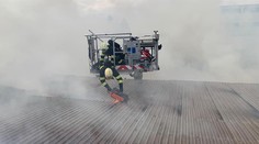 V Trnave niekoľko hodín horela budova s predajňou nábytku, zasahovali desiatky hasičov