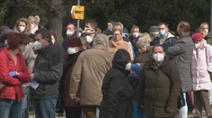 V Nitre sa zopakoval scenár spred pár dní. Dlhý rad a minimálne rozostupy pred vakcinačným centrom
