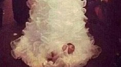 Nevesta si niesla novorodenca na vlečke svadobných šiat