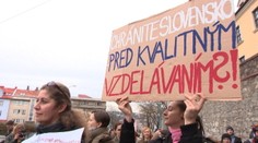 Nespokojní učitelia pred parlamentom: Chránite Slovensko pred vzdelaním?