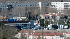 Rukojemnícka dráma vo francúzskom supermarkete sa skončila, teroristu zastrelili