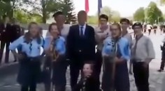 Video: Skauti vysmiali Andreja Babiša. Pri fotení vykríkli „ŠtB"