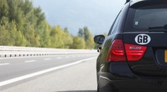 Koniec poznávacej značky GB. Briti musia mať v zahraničí novú nálepku