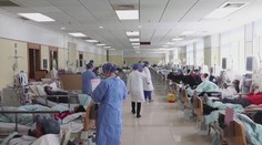 Chaos, niekoľkotýždňové karantény a prísny lockdown. COVID situácia v Číne je stále horšia, obyvatelia sú zúfalí