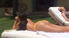 Kim Kardashian a jej vagón sa opaľovali