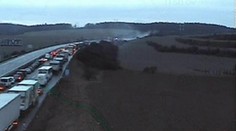 Mimoriadna udalosť! Prevrátený kamión s kyselinou zablokoval D1