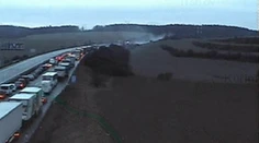 Mimoriadna udalosť! Prevrátený kamión s kyselinou zablokoval D1