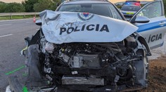 Z policajného auta ostal len šrot. Po nehode skončili v nemocnici aj muži zákona
