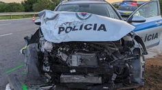 Z policajného auta ostal len šrot. Po nehode skončili v nemocnici aj muži zákona