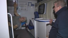 Dôchodca so zlomenou nohou musel absolvovať zdĺhavé presuny v nevykúrenej sanitke
