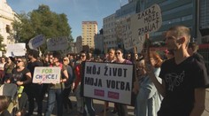 Stovky ľudí vyšli do ulíc Bratislavy. Nepáči sa im sprísnenie interrupcií