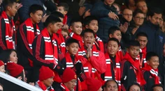 VIDEO: Thajskí hrdinovia z jaskyne navštívili domáci zápas Manchesteru United