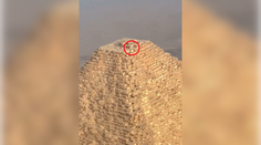 VIDEO: Nečakaný nález na vrchole Cheopsovej pyramídy. Keď to paraglajdista videl, spadla mu sánka