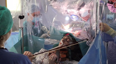 Ženu prebudili počas operácie a zahrala im na husle