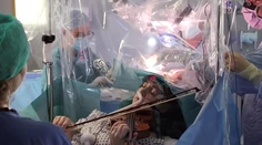 Ženu prebudili počas operácie a zahrala im na husle