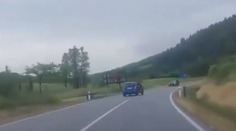 VIDEO: K čelnej zrážke nechýbalo veľa. Opitá vodička šoférovala zo strany na stranu