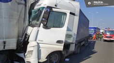 Policajti odkláňajú premávku na D2 v smere do Bratislavy. Zrazili sa tam kamióny