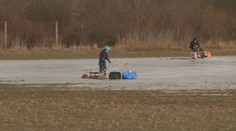 Deti sa tešia prírodným klziskám, poľnohospodári majú hlavy v smútku. Mráz im narobil poriadne škody