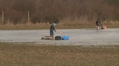 Deti sa tešia prírodným klziskám, poľnohospodári majú hlavy v smútku. Mráz im narobil poriadne škody