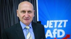 Delegát nemeckej krajine pravicovej strany Alternatíva pre Nemecko pohrýzol do nohy demonštranta