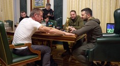 Zelenskyj dostal Oscara. V Kyjeve mu ho daroval herec Sean Penn