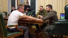 Zelenskyj dostal Oscara. V Kyjeve mu ho daroval herec Sean Penn
