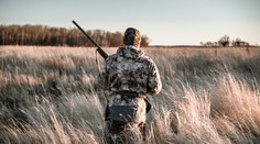 Ženu počas vychádzky so psami zastrelil sused, pomýlil si ju s jeleňom