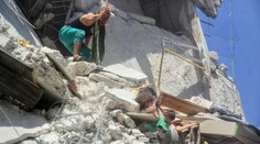 Fotografia, ktorá zasiahla celý svet: Po nálete sa dievča (5) snaží zachrániť svoju sestričku