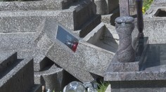 Už je v rukách polície. Na cintoríne v Košiciach vyčíňal dôchodca, zničil 14 hrobov