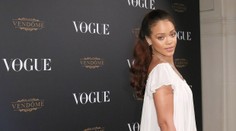 Rihanna v nočnej košeli ako od babky, ale aj tak poriadne dráždila