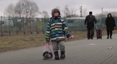 Video, z ktorého sa tlačia slzy do očí. Plačúci chlapček prišiel z vojnovej Ukrajiny celkom sám, mal iba igelitku