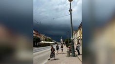 OBRAZOM: Na východnom Slovensku zúria silné búrky. Hrozia supercely a krupobitie