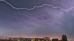 Búrky a krúpy sa presúvajú na východ. Tieto okresy sú pod výstrahou