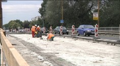 Rekonštrukcia spomaľuje dopravu. Cez víkendy však cestári nerobia
