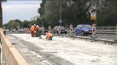 Rekonštrukcia spomaľuje dopravu. Cez víkendy však cestári nerobia
