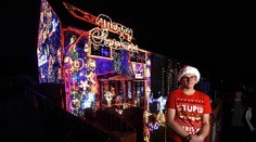 Väčšieho vianočného fanatika ste ešte nevideli. Zo sumy, ktorú minul na dekoráciu, odpadnete