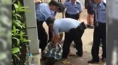Číňan útočil nožom pred základnou školou. Zabil dve deti