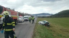Na rovnej ceste sa zrazil autobus a autom, ktoré po náraze skončilo mimo cesty
