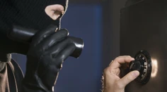 Zamestnancom banky už platy prestali stačiť. Rozhodli sa kradnúť